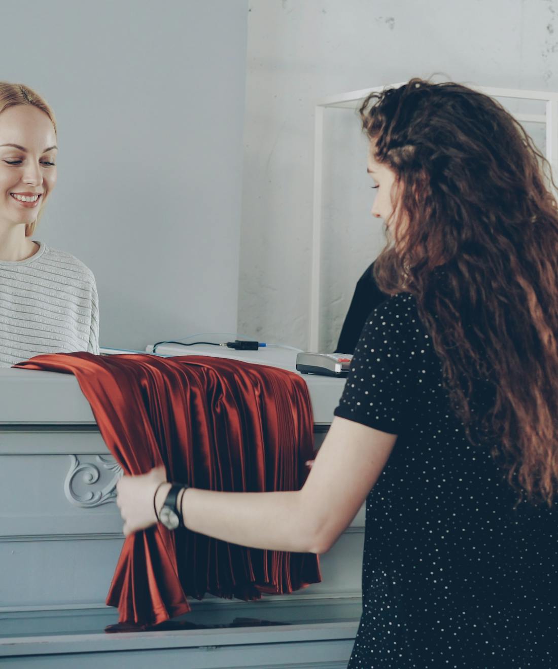 Winkelmedewerker helpt een klant aan de balie in de winkel.