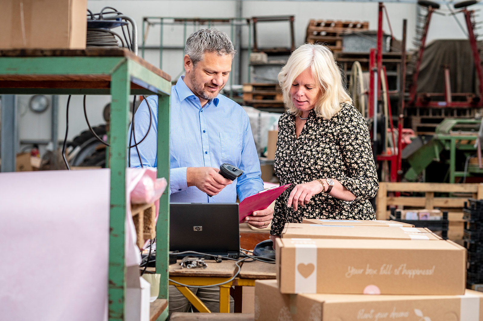 Winkelmedewerkers controleren producten bij de balie.